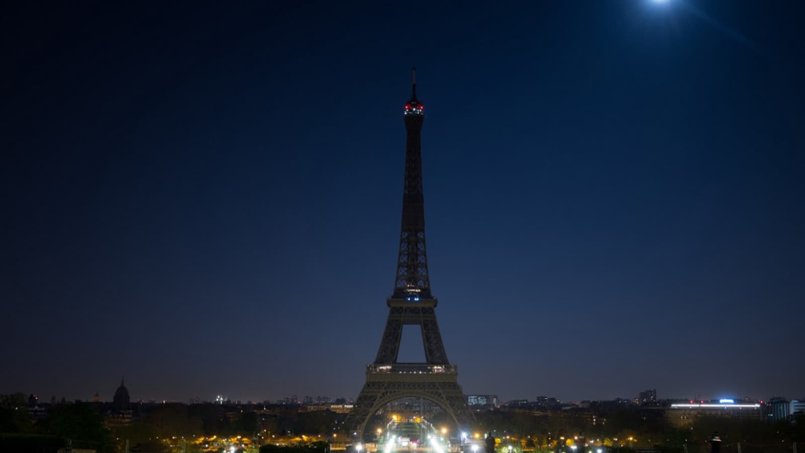 فرنسا تطفئ أضواء “Tour Eiffel ” تضامناً مع ضحايا زلزال الحوز