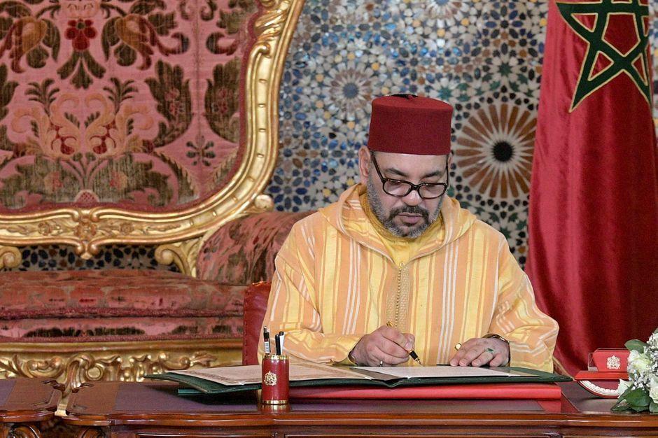 الملك : أحمد فرس قدوة للأجيال بغيرته على الراية الوطنية